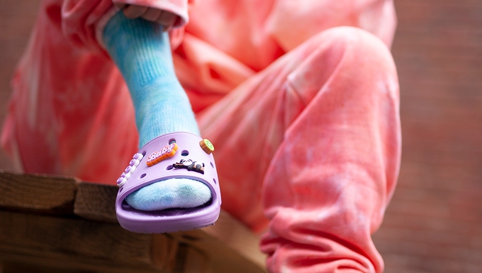SaharaCentre's tweet photo. Spreading some colour around, one Croc at a time 💜💙💚❤

ألوان في كل مكان، كروكس واحد في كل مرة 

@Crocs_ME #Crocs #CrocsSlides #Jibbitz #ComeAsYouAre #footwear #clogs #slides #fashion #style #comfy #saharacentre #shoppingmall #sharjah #uae https://t.co/9NZ3ppzWmj