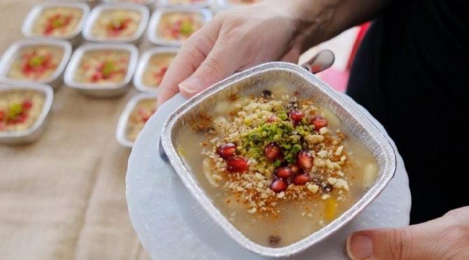 #AşureGünü; paylaşmanın, beraberliğin, kardeşliğin ve dayanışmanın günüdür. Aşure gününün bütün hayır ve bereketlerine nail olabilmemiz duasıyla aşure günümüz mübarek olsun.