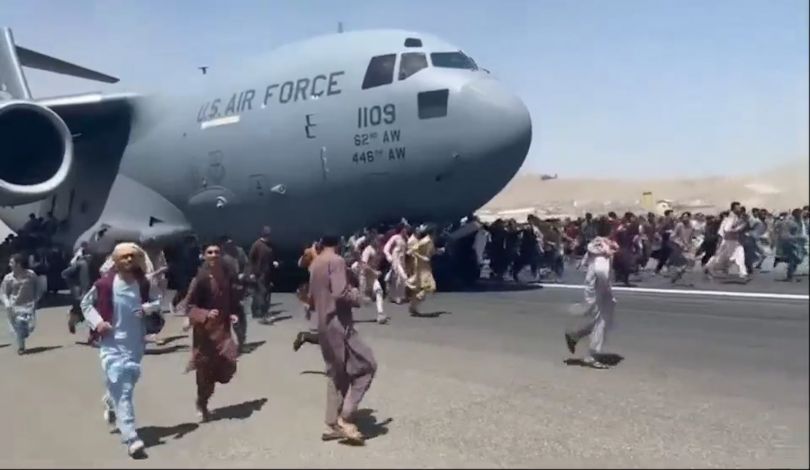 قدس برس/سلاح الجو الأمريكي يحقق بحادث سقوط أفغان من إحدى ...