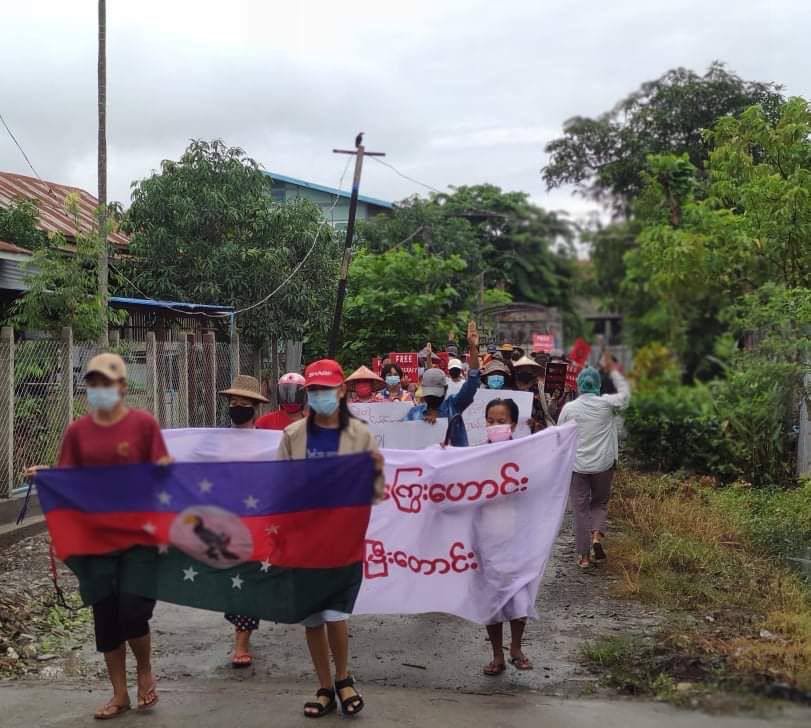 Han8898555's tweet photo. No matter how much it rains or how hot it is, a 192-day anti-military strike is underway in #Kalemyo, led by local residents marching to oppose the military dictatorship.  SIGN THE PETITION FOR NUG #Aug18Coup  #WhatsHappeningInMyanmar https://t.co/I8R1XPBTWx