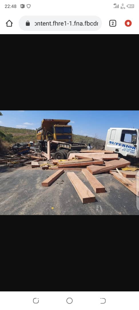 EMachikwa's tweet photo. Head_on btwn Karoi &amp; Makuti as another truck failed to stop on time to avoid the Abnormal load. This usually happens when Abnormal truck has no escort ahead. Most Abnormal trucks are going without escorts @freight_fwdrs @PoliceZimbabwe @ZimEye @munya_munemo @tscz1 @InsuranceZw https://t.co/8o8OMoYfz2