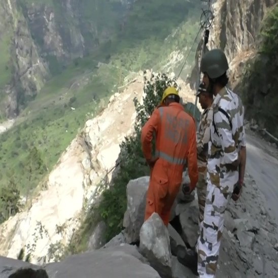 News1IndiaTweet's tweet photo. #HimachalPradesh - केंद्र सरकार की कई टीमें भूस्खलन और पहाड़ों से पत्थर गिरने के कारणों का अध्ययन करने लिए किन्नौर के भूस्खलन स्थल निगुलसारी पहुंचीं।
@jairamthakurbjp @CMOFFICEHP #LandSlide #perusal #News1Indiatweet https://t.co/dgOpp9H7lf