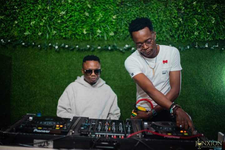 Jay_music_wear's tweet photo. What an Honour To Have The Opportunity To Play Alongside @DJTira Durban's Very Own finest DJ...Major S/O To @JunxionLife  &amp; Sbu @hlahlandlels 👏🏼❤💯.Cheers To Everyone For The Love &amp; Support Keep It Coming.

📸 :: @Tallguy_graphix 

🔥🔥🚀
🏓🔥🪁 https://t.co/TYQwlgpjsh