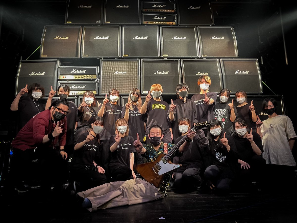 2COLMAN's tweet photo. 🏯Marshall WALL🏯5段積みの12台のヘッドを24台のキャビで全部一気に鳴らしました🔊全世界初、それをローディーコースで事故なく完成させました。現場でもここまではやらないし大人達は少年に戻った気持ちで一番キャッキャゆーてました🎸貴重な経験ありがとうございました。
#marshallwall #Marshall https://t.co/xitT5iCK6F