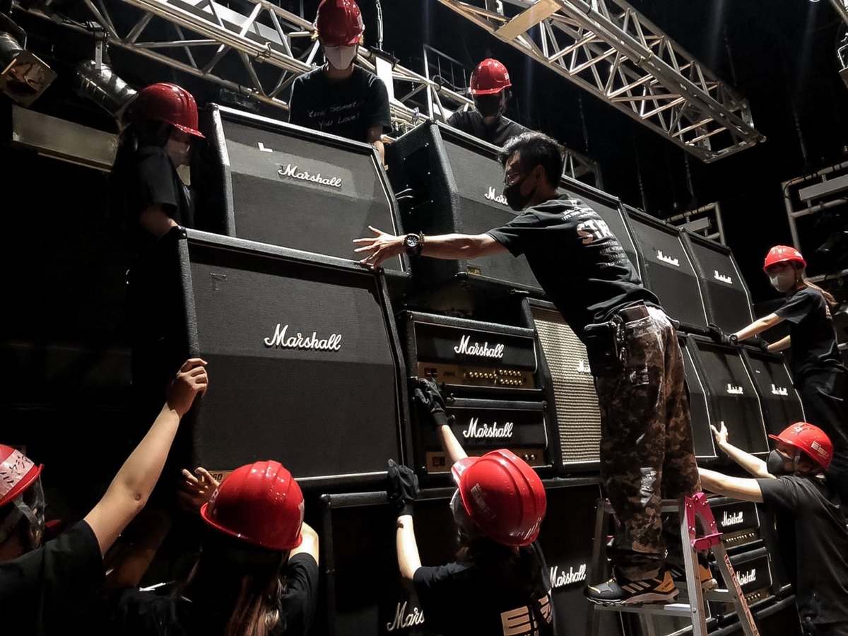 2COLMAN's tweet photo. 🏯Marshall WALL🏯5段積みの12台のヘッドを24台のキャビで全部一気に鳴らしました🔊全世界初、それをローディーコースで事故なく完成させました。現場でもここまではやらないし大人達は少年に戻った気持ちで一番キャッキャゆーてました🎸貴重な経験ありがとうございました。
#marshallwall #Marshall https://t.co/xitT5iCK6F