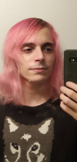 Omg I love the style of my hair right now it's so cute https://t.co/g8CrtOTs2Q