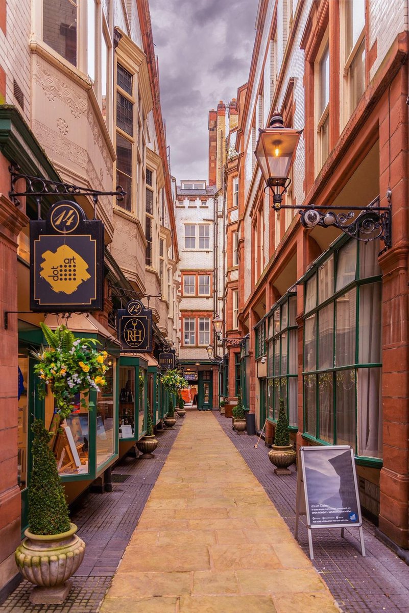 “A bit of sale shopping at Blankstone Opticians and a walk along Queen Avenue. The perfect afternoon in Liverpool‘s business district.”

#Liverpool #opticians #sale #shopping #designer #brands 

Pic: Liverpool Vista