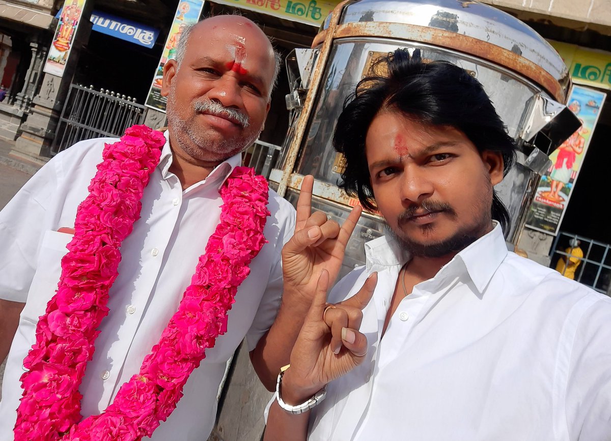 Nk_Jayaraj7's tweet photo. 46 வருடமாக திரையுலகில் அசைக்க முடியாத சுயம்பு லிங்கமே என்று தலைவர் Dp போஸ்டரை T.M. சண்முகம் அண்ணன் ஆலோசனைப்படி ஸ்ரீ அருள்மிகு அண்ணாமலையார் கோவிலில் வைத்து சிறப்பு தரிசனம் &amp; பூஜைகள் இன்று நடைபெற்றது...
#45yearsofRajinism...
திருவண்ணாமலை ரஜினி ரசிகர் நற்பணி மன்றம்... @rajinikanth https://t.co/75qSpivzsO