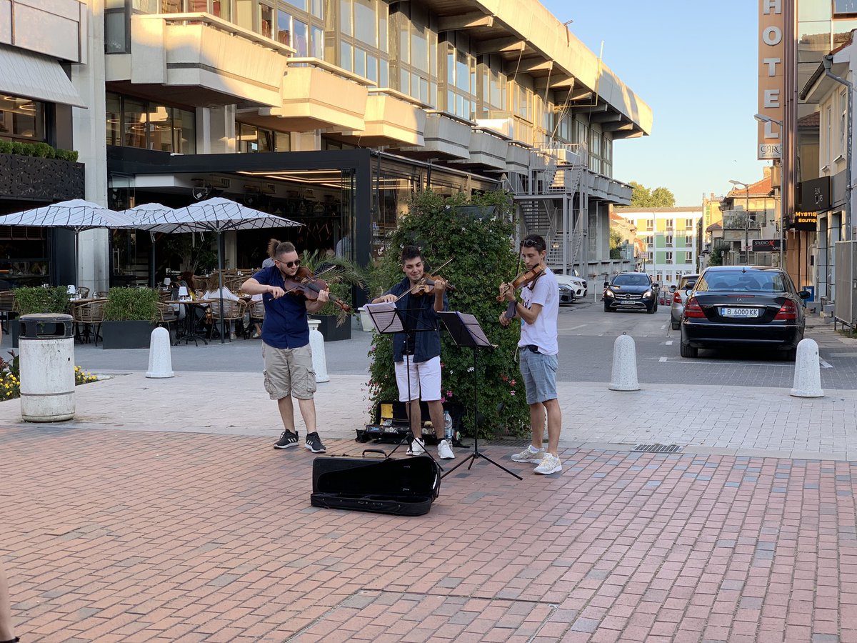 Tres chavales tocando violines