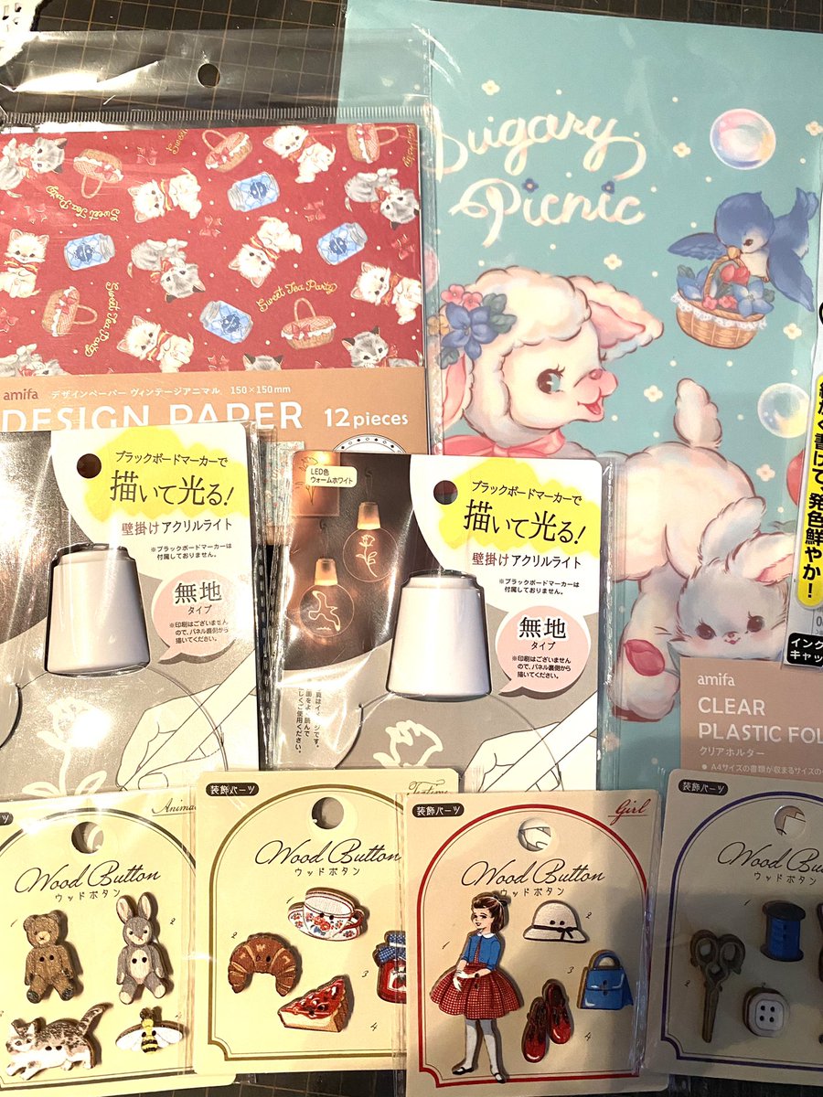 Marirejin's tweet photo. 今日の購入品。
やっとウッドボタン見つかった( *>ω<*)/
ヴィンテージアニマルちゃんの羊さん？れ可愛すぎる(@♡▽♡@)

後、アクリルライトの自分で絵描いたのが光るみたいで楽しみ(´˘`＊)

#セリア購入品 https://t.co/Z2uCRt5uTE