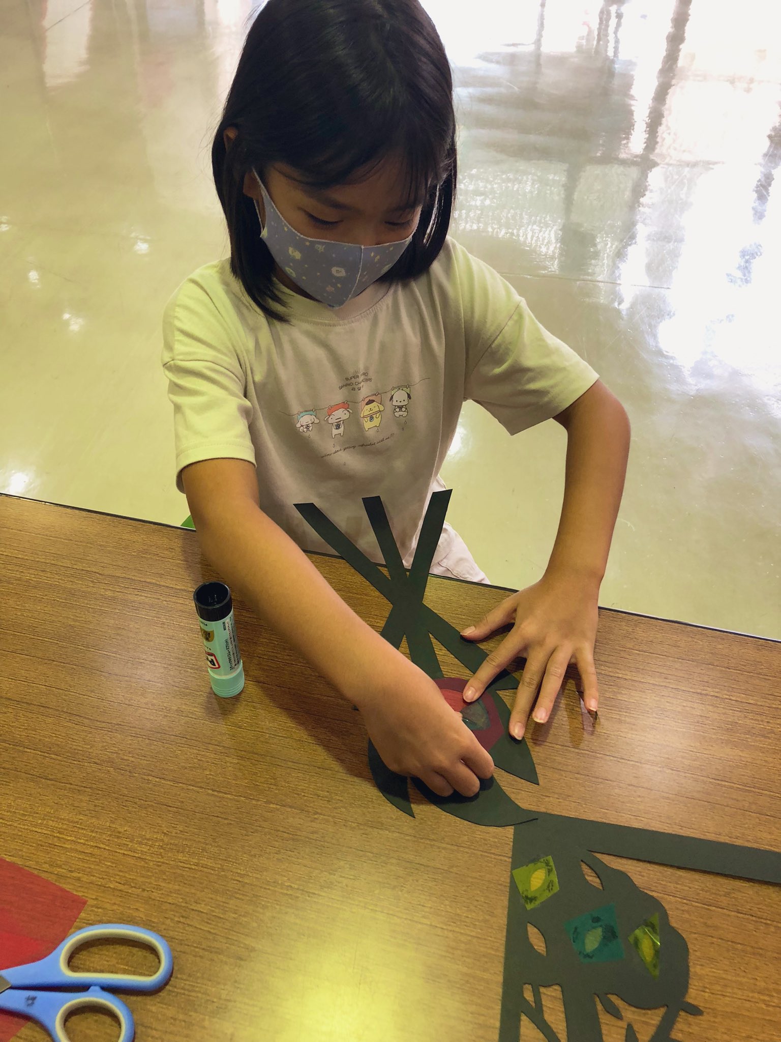 一色子育てプラザ 山口勝平と影絵deあそぼ にて使用する影絵も子ども達と色づけ 子ども達の発想で素敵な色できてます チケットはこちらからまだまだ間に合います T Co Wyh5wewnp4 山口勝平 声優イベント 西尾市 子育て