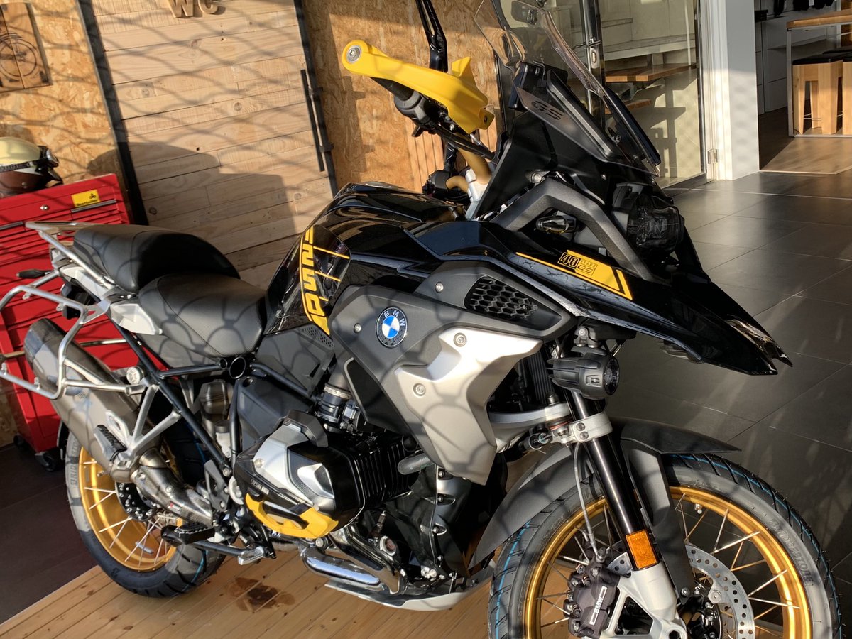 FuenteolidMoto_'s tweet photo. #BMWnineT y #BMWr1250GS #40years cada una con su personalidad. Siempre con #BMWhelmet @bmwmotorradesp @BMWGroupEspana https://t.co/D3u2vo0DTS