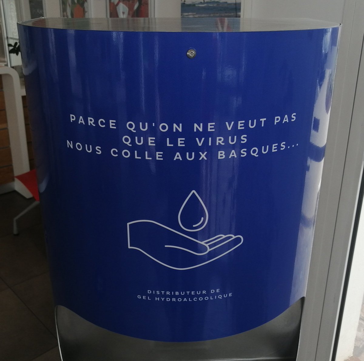 calvet_g's tweet image. Ils ont le sens de l'humour au #paysbasque 😂. #biarritz