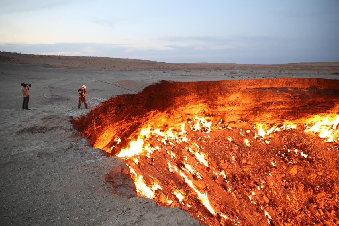OfficialUdiBoy's tweet image. In 1971, Soviet Geologists working in Turkmenistan set a hole on fire which was filled with natural gases; they had hoped it would burn out in a few days. The hole has since been burning for over 49 years till this day and is known as ‘The Door To Hell’

#MythAndFact