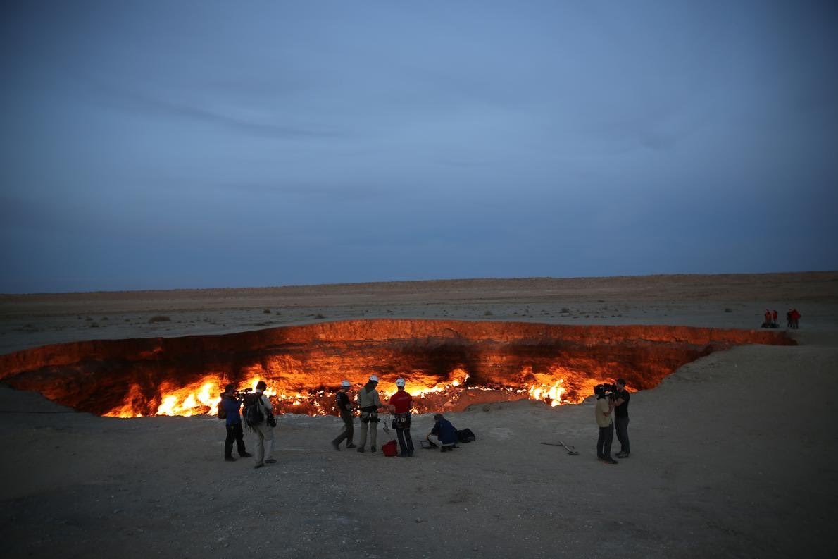 OfficialUdiBoy's tweet image. In 1971, Soviet Geologists working in Turkmenistan set a hole on fire which was filled with natural gases; they had hoped it would burn out in a few days. The hole has since been burning for over 49 years till this day and is known as ‘The Door To Hell’

#MythAndFact