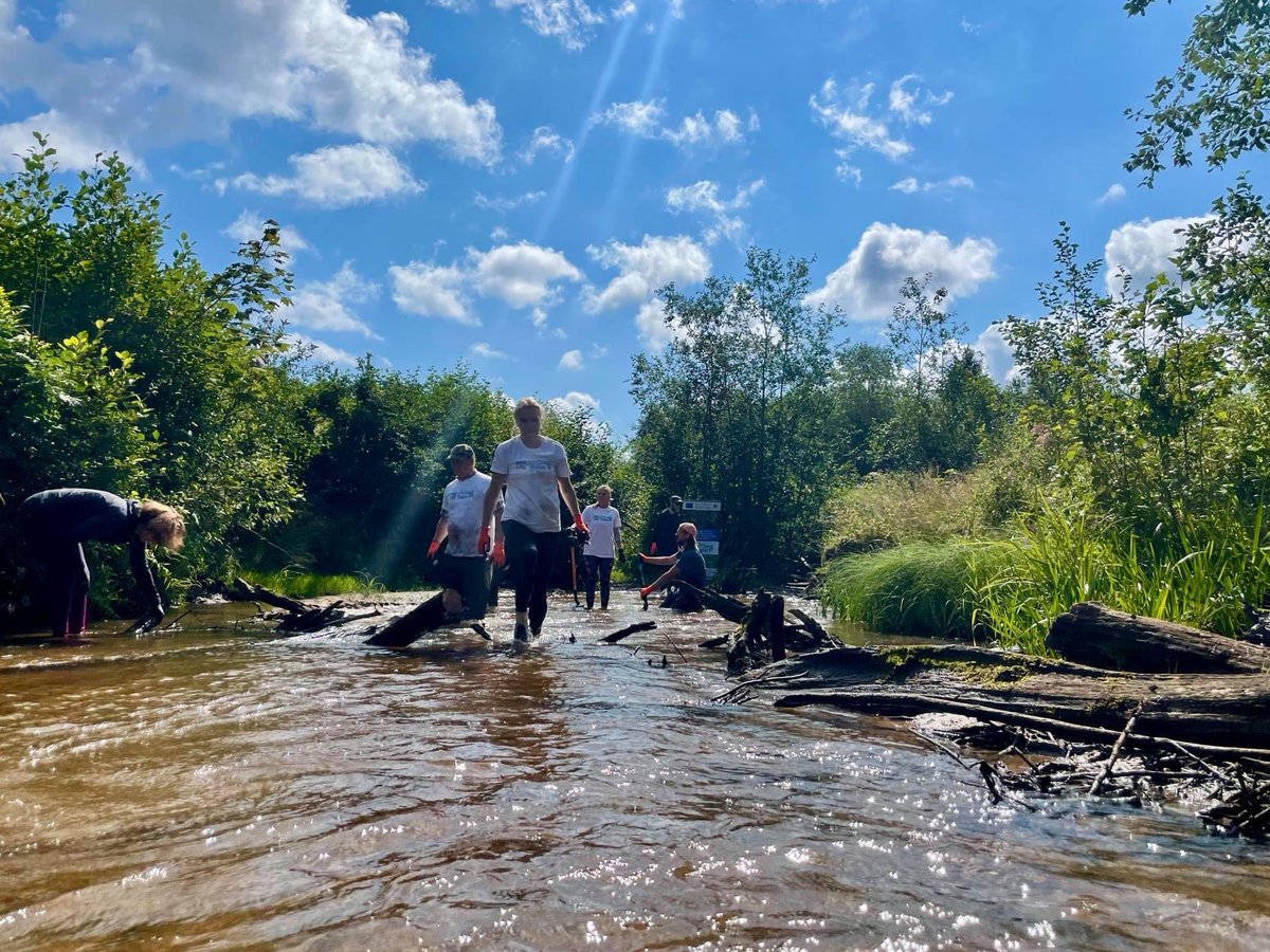 VSIA_LVGMC's tweet photo. šš¼ PagÄjuÅ”o piektdien notika pirmÄ #GoodWaterIP projekta talka MergupÄ.
šTalkas mÄrÄ·is - atbrÄ«vot upi no koku un smilÅ”u sanesumiem,lai atjaunotu tÄs tecÄjumu.
šTalkas laikÄ atjaunotais upes tecÄjums daļÄji atbrÄ«vos upi no smilÅ”u sanesumiem,tos aizskalojot. #LIFE #LIFEprogramme https://t.co/HrOSmrLQnc