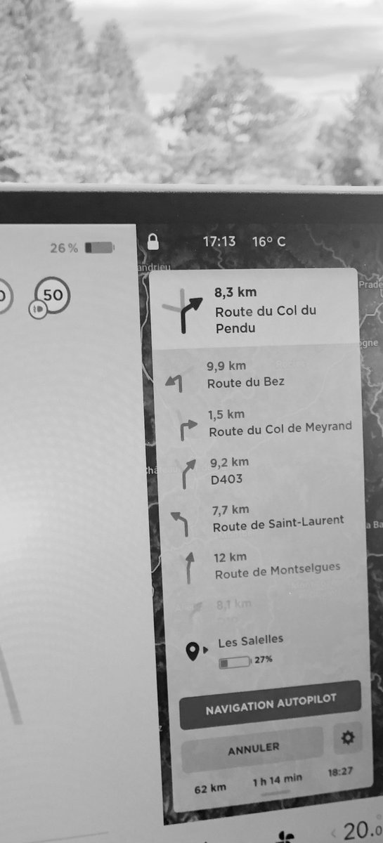 Conduire en zone montagneuse est un des point les plus impressionnant en voiture électrique : 62 km restant. 26% de batterie et… 27% à l’arrivée !
Utilisation quasi nulle de la pédale de frein grâce au freinage régénératif.