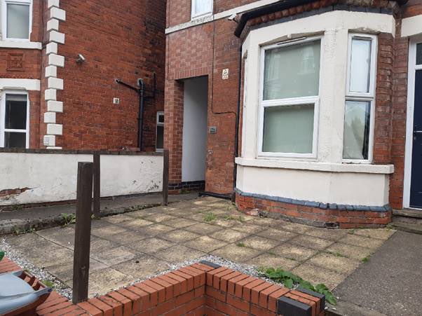 1001Cpo's tweet photo. Following several LBAs being issued to addresses around the @arboretum_my landlords and home owners have complied with the LBAs, can you spot the difference… 
🐁🗑🚮 👀
 
@SafeNottm @ASBNottingham 
@arboretum_my https://t.co/e8YKLH6Xdt