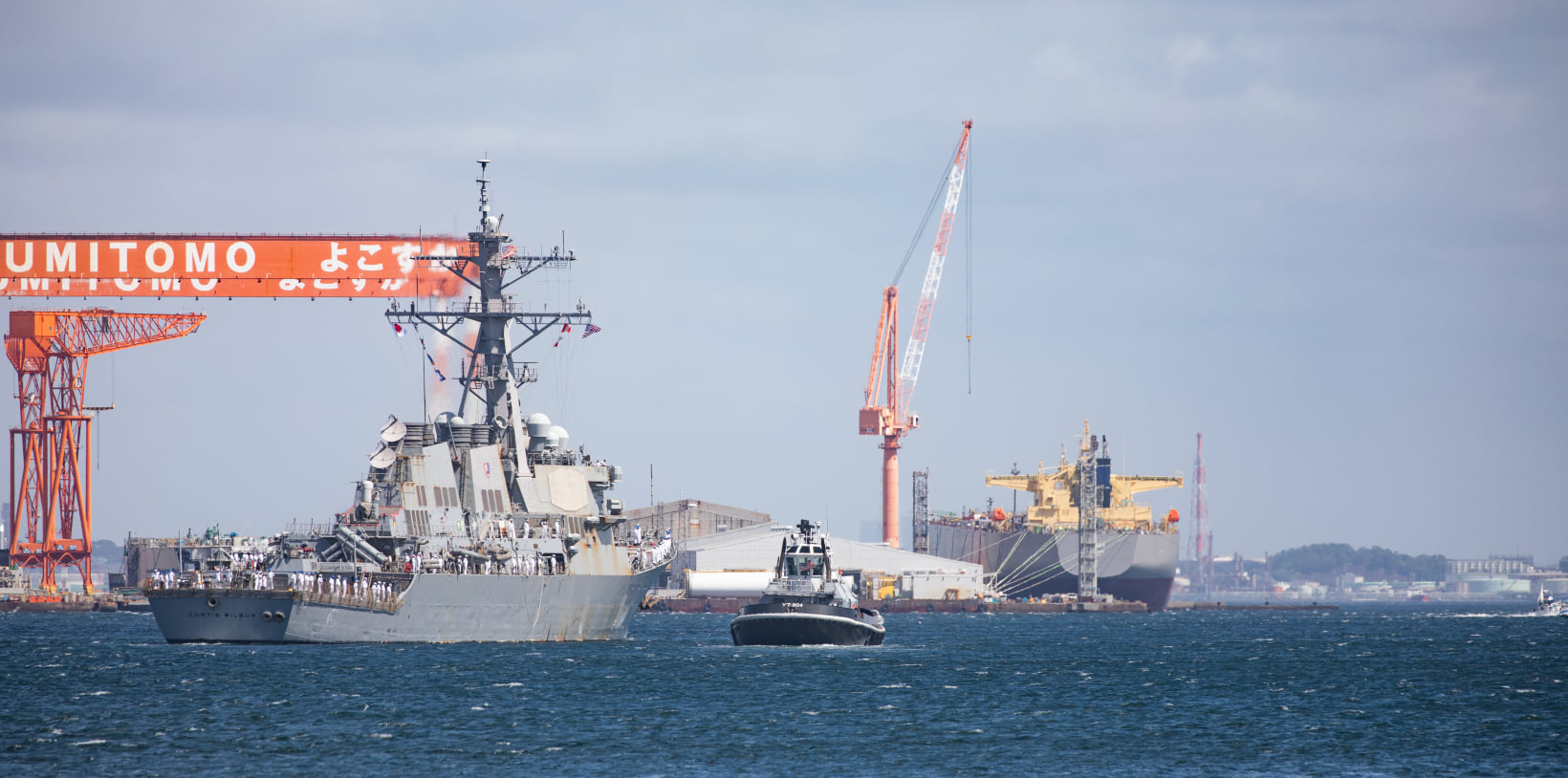 在日米海軍司令部 25年間 大変お世話になりました 誘導ミサイル駆逐艦カーティス ウィルバーが 8月18日 1996年9月より前方配備されていた米海軍横須賀基地 を離れ 新たな母港となるサンディエゴに向かいました 日本の皆さん 25年もの長い間 本当に