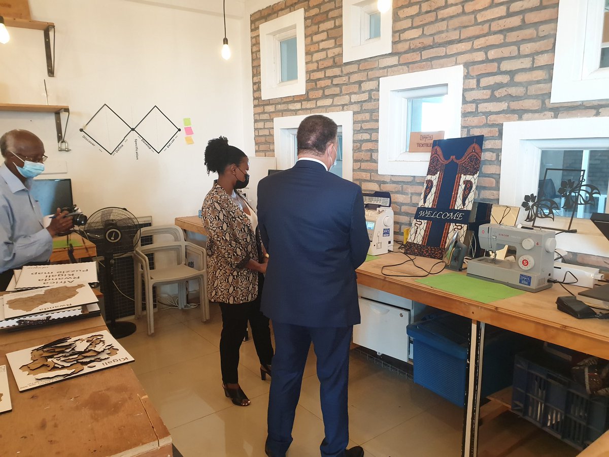 ambafrancerwa's tweet photo. L'ambassadeur @antoine_anfre est actuellement à la @WSH_Kigali Une initiative allemande 🇩🇪 pour soutenir les start-ups au Rwanda.
C'est la 1ere étape du #Techday qui mènera l'ambassadeur dans différents lieux de l'écosystème tech/start-up de Kigali https://t.co/zuqTnrsxr7