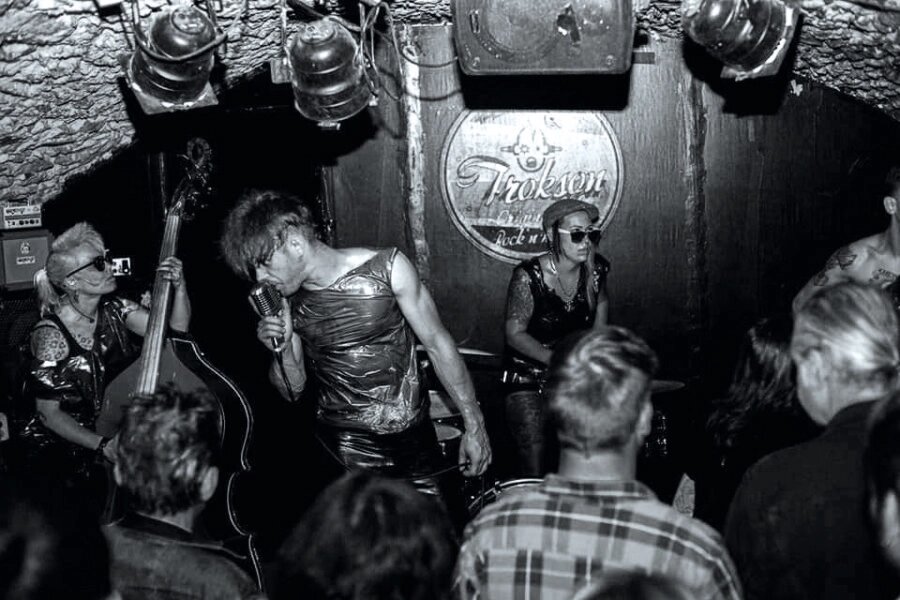 tribunedelyon's tweet photo. Après avoir été ravagé par un incendie en octobre 2019, l’emblématique bar Trokson, repaire des amoureux du rock, vient de rouvrir ses portes au cœur de l’été. → https://t.co/TqUlN3l8pO

#SortirLyon https://t.co/e9rzGmFMle
