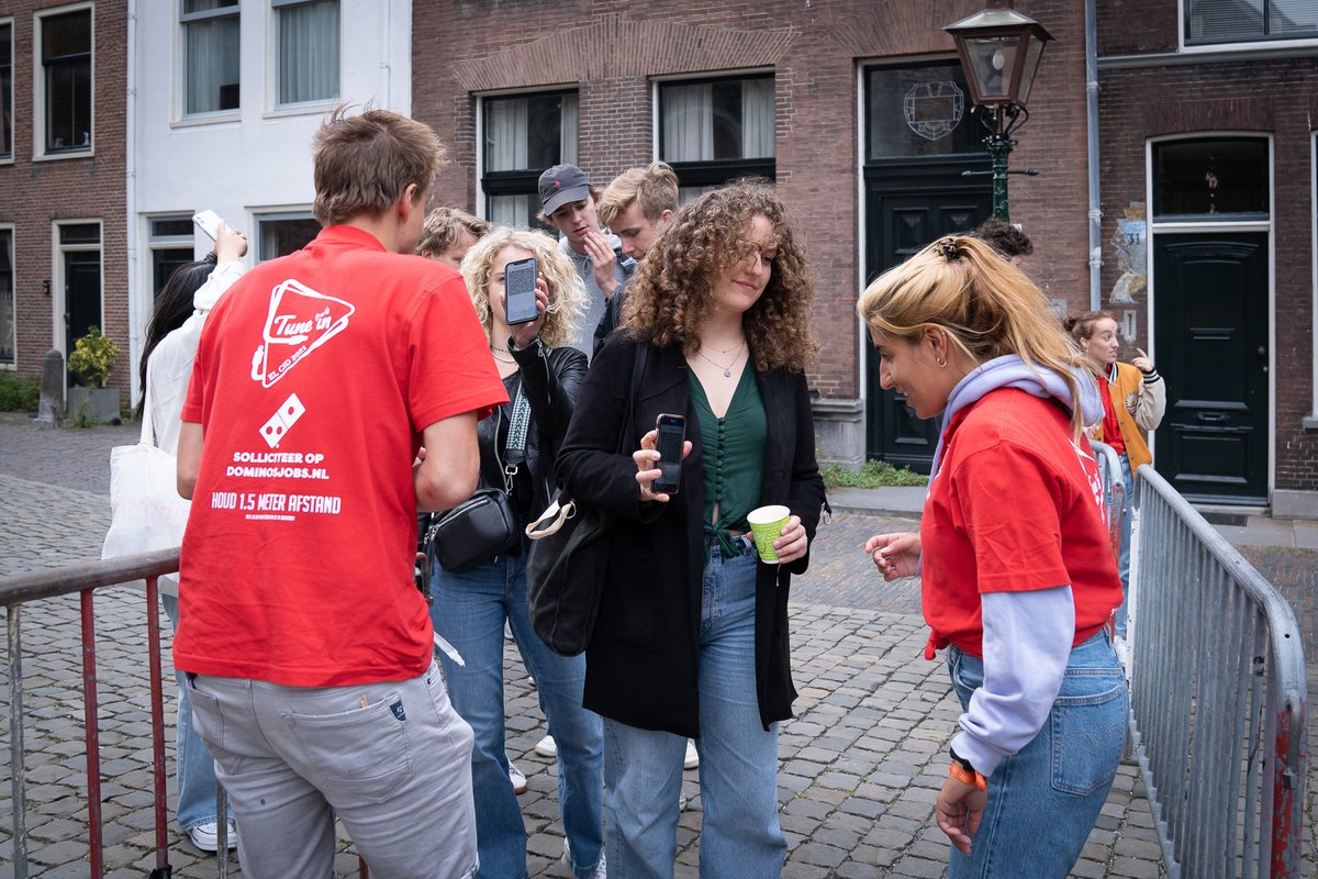 UniLeiden's tweet photo. Toch weer een vertrouwd gezicht: deze week maken nieuwe eerstejaars kennis met de stad Leiden tijdens de #ELCIDweek. In kleine groepjes en uiteraard coronaproof ontdekken zij wat de stad en de verenigingen hen te bieden hebben.
Lee meer: https://t.co/WBNQXjz6YR https://t.co/tKNouf3jxD