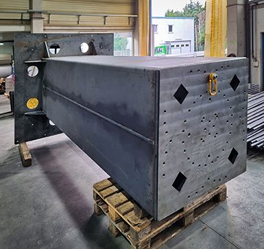 Massiver, 4m langer Ständer für einen Manipulator in der Fertigung.
#behälterbau #metallbau #siegen #siegenwittgenstein #behälterbausiegen #apparatebau