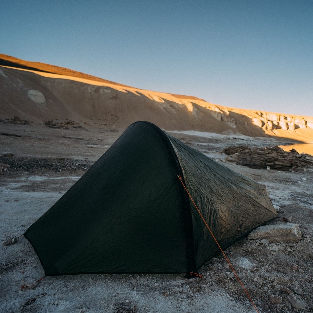 vango's tweet photo. @MrMarkBeaumont  continues on the #gbduro21 gravel race the length of the UK safe in the knowledge he has our Vango Project Hydrogen tent on his bike for when night sets in! 

#SpiritOfAdveture #BetterWithVango #gravelrace https://t.co/lwWcnJgTeI