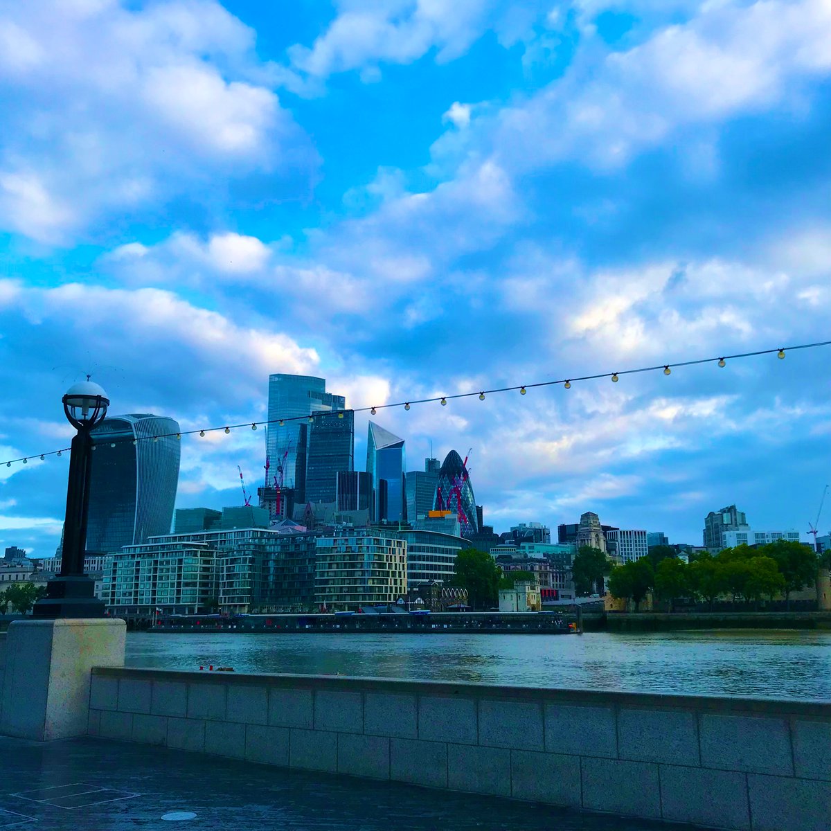hannahkokoschka's tweet image. #WednesdayMotivation a dramatic #wednesdaymorning by the #thames #london for a #zoom @Proj_AwesomeLDN session @ThamesPathNT #towerbridge