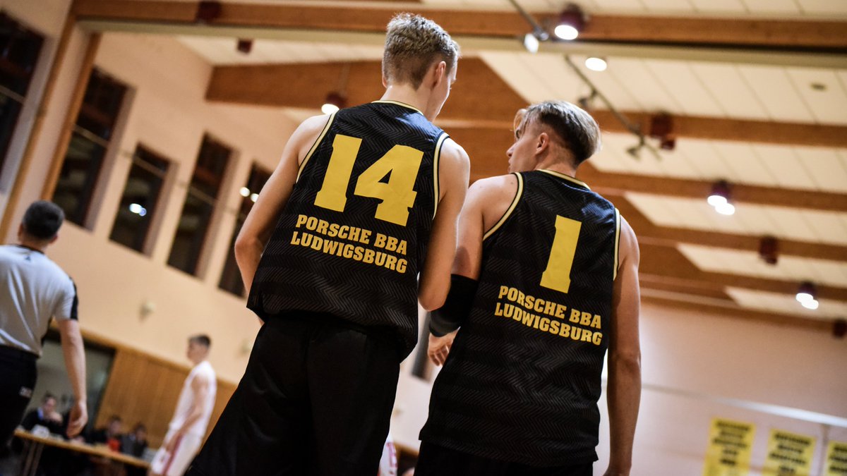 MHP_RIESEN's tweet photo. 2019/2020 standen Paul #Minjoth und Lukas #Herzog für die @BBA_Ludwigsburg gemeinsam auf dem Parkett. Nun stehen sie wieder zusammen in der Halle. Ersterer erhält einen Profi-Vertrag ▶️ https://t.co/ZobfNF5skO
#ihrundwir | Foto: @linaballerina13. https://t.co/Jt36MonzZM