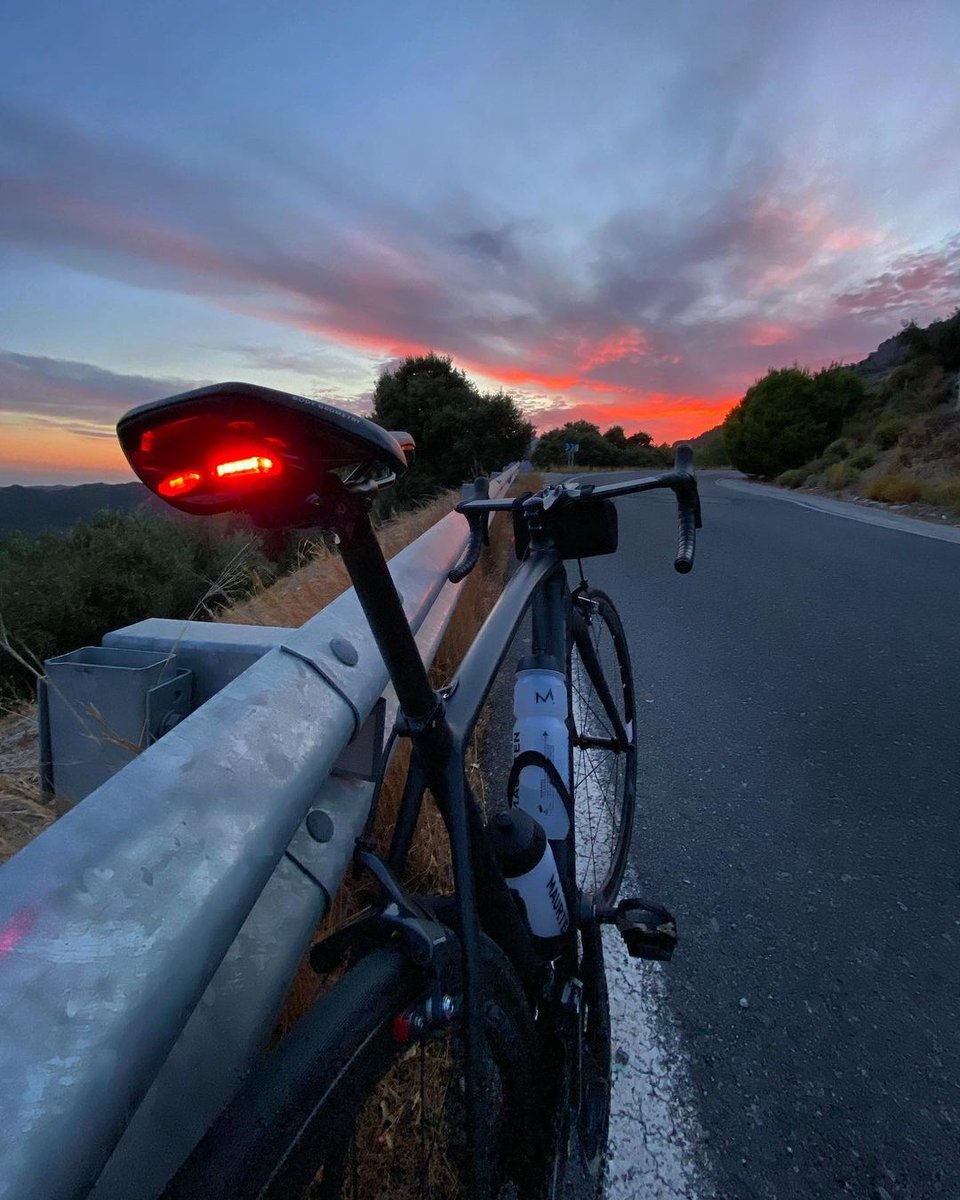 MagicshineL's tweet photo. It's all worthwhile when you catch the beautiful sunset after a day of biking. 😆😆
#magicshinelights #seemee200
#cyclinglife #cycling #cyclist #mtb #sunset #mtblife #outdoors #enduro #beseen #safetyfirst #safety
https://t.co/WWdj8Tdy3p https://t.co/FsLYNeJHdJ