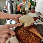 日本人の皆様にお伝えします。『豆腐を手の上で切る』というスキルは多くの日本人が簡単にできると思うんで…