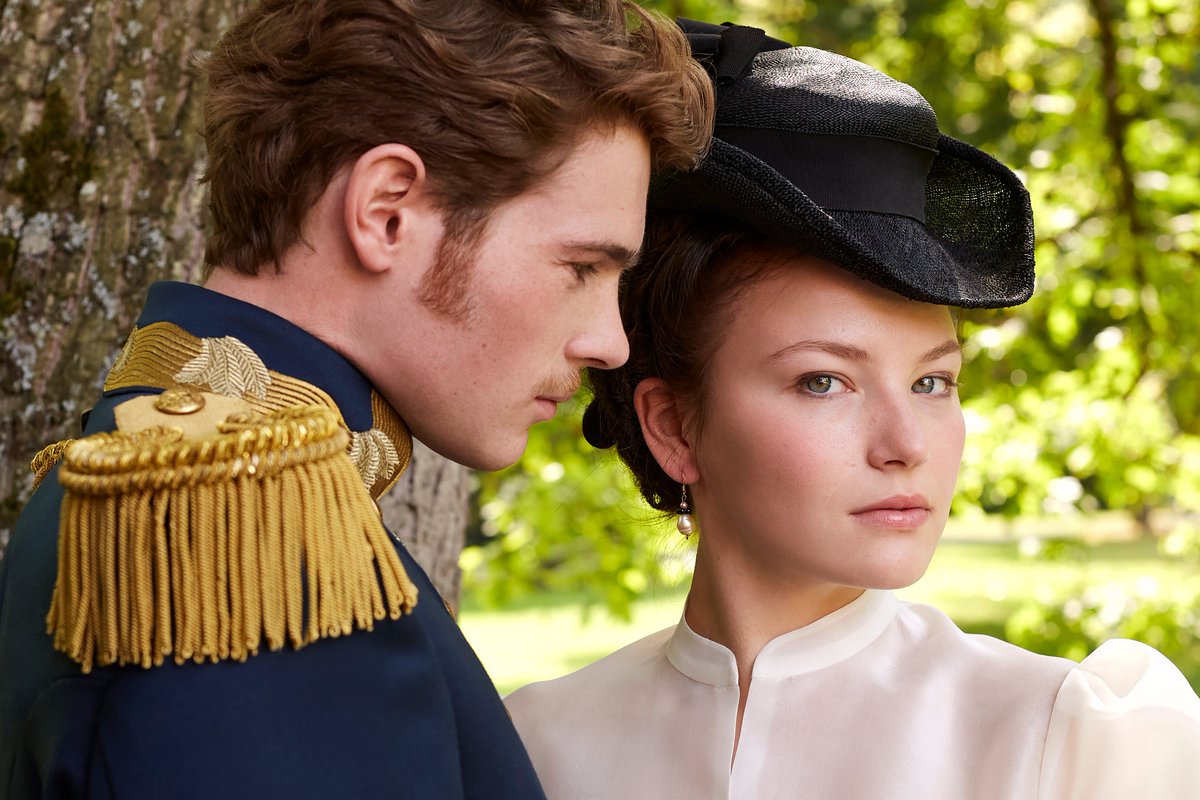 2 Wahrheiten, 1 Lüge: Die Dreharbeiten zur neuen deutschen Netflix-Serie The Empress haben begonnen, dieses Foto zeigt meine Eltern bei ihrer Verlobung, die Hauptrollen der jungen Herzogin Elisabeth "Sisi" sowie des Kaisers Franz übernehmen Devrim Lingnau und Philip Froissant.