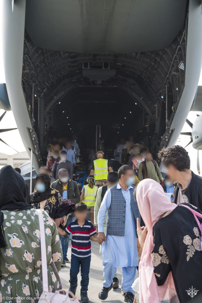 Déjà près de 1000 migrants afghans évacués en France depuis la prise de Kaboul . E9Dw9dXXsAMMm3W?format=jpg&name=medium