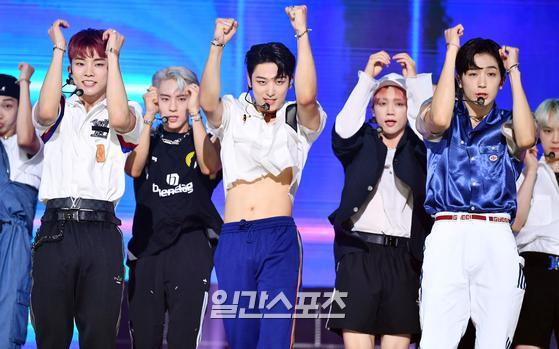 주연 '복근 자랑하려고 가위 싹뚝'
배꼽으로 주연 거머쥔 더보이즈
더보이즈 주연 '센터에서 배꼽미'

기사제목 존나 ㅅㅂㅋㅋ