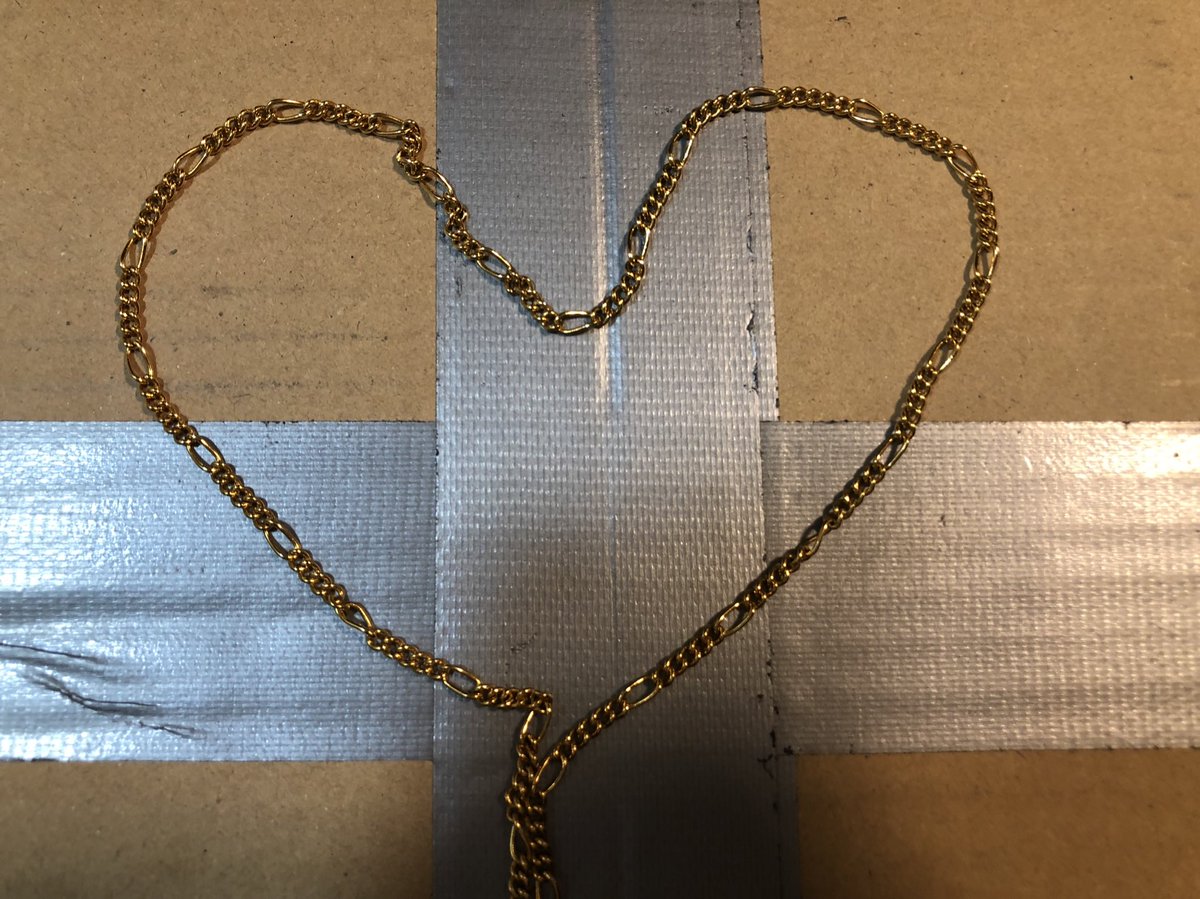 FXGoemonn's tweet image. 爺ちゃん本当にごめん

形見売るわ、、、

死んだ爺ちゃんが残してくれた純金のネックレスを質屋に売る

爺ちゃんが小さい頃
「これは純金ネックレスだから邪気を追い払ってくれる」
って言って付けてたの覚えてる

もう後には戻れないから
これ売ったお金でビットコインかゴールドやる。絶対勝つ