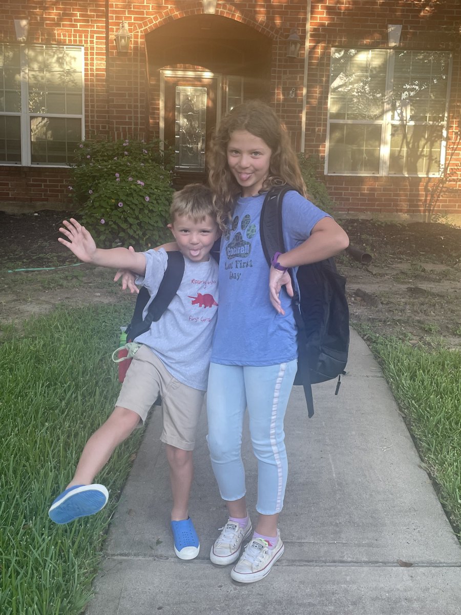 AjAliceJohnson1's tweet photo. One of the many blessings of this business is that I can set my own hours and work from anywhere in the world.
Today I was able begin our daily tradition of walking my kids to school.
#lovingthislife https://t.co/hxBjh6cQ9T
