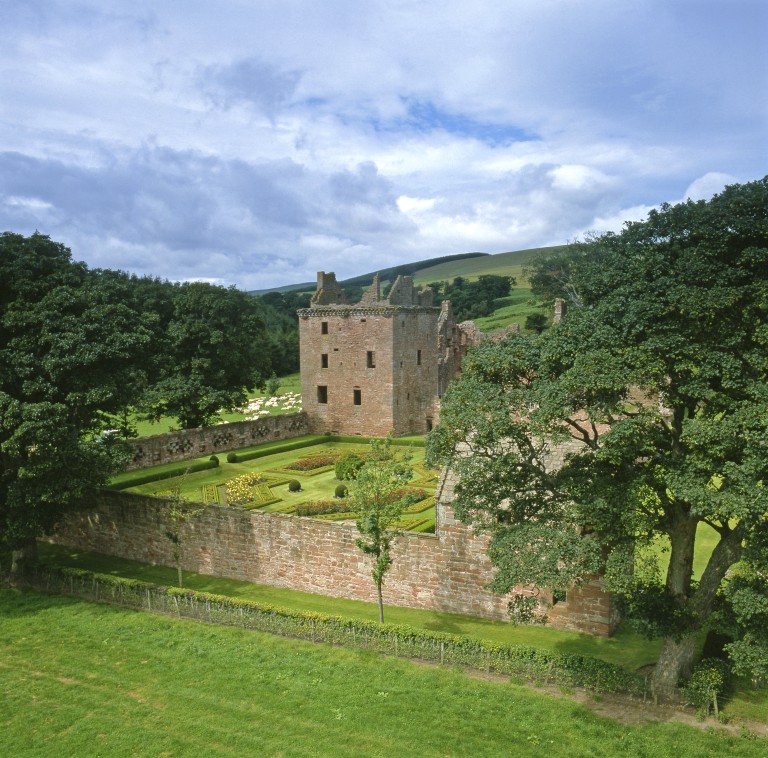 'It is ane excellent dwelling, a great hous, delicat gardine with walls sumptuously built of hewen stone polisht, with pictures and coats of armes in the walls'

Mr. Ouchterlony of Guinde visited Edzell Castle some time between 1683 and 1722. We reckon he'd give it ⭐⭐⭐⭐⭐