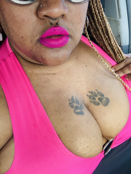 Hot pink &amp; Big Titts!!!! https://t.co/vp3UeNnbBr
