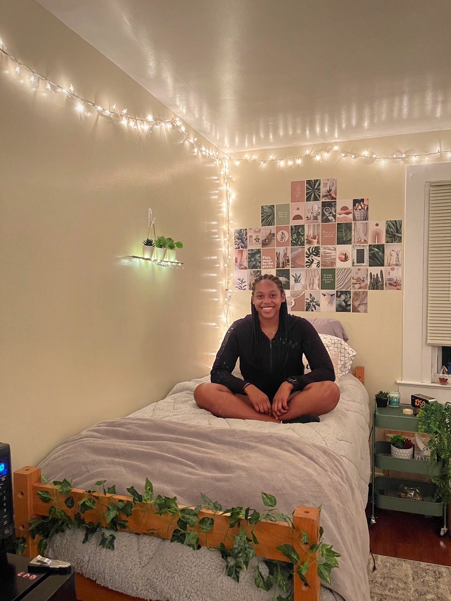 chathamu_swd's tweet photo. The 😼s are back in town!! 🎉 Our first #ClassOf2025 Cougar, Amy, is all settled into her brand new 🏠, and we can’t wait until she is joined by her 1️⃣5️⃣ new incoming teammates today! 🤩🐾‼️ #CougarFamily #CougarNation #WhyChatham #ChathamSwimDive https://t.co/VfwjoEfaeP
