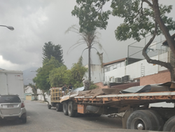 Viaja_con_Willi's tweet photo. Hoy #18agosto  se mantiene el paso de Camiones Pesados por las calles de #UrbCampoClaro de día y noche, sin hacer caso a los reclamos de los vecinos, queremos hacer un llamado al alcalde @JoseVRangelA sobre la situación, no queremos un conglomerado de materiales de construcción. https://t.co/K0qr1Ub70g