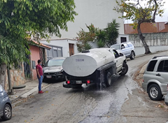 Viaja_con_Willi's tweet photo. Hoy #18agosto  se mantiene el paso de Camiones Pesados por las calles de #UrbCampoClaro de día y noche, sin hacer caso a los reclamos de los vecinos, queremos hacer un llamado al alcalde @JoseVRangelA sobre la situación, no queremos un conglomerado de materiales de construcción. https://t.co/K0qr1Ub70g