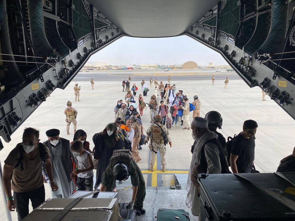 Ministerio Defensa (@defensagob) on Twitter photo Nuestras Fuerzas Armadas han conseguido evacuar a un primer grupo de españoles y colaboradores afganos que ya vuelan en un avión A400 del <a href="/EjercitoAire/">Ejército del Aire y del Espacio</a> rumbo a Dubái.👏👏👏 Nuestras Fuerzas Armadas han conseguido evacuar a un primer grupo de españoles y colaboradores afganos que ya vuelan en un avión A400 del <a href="/EjercitoAire/">Ejército del Aire y del Espacio</a> rumbo a Dubái.👏👏👏