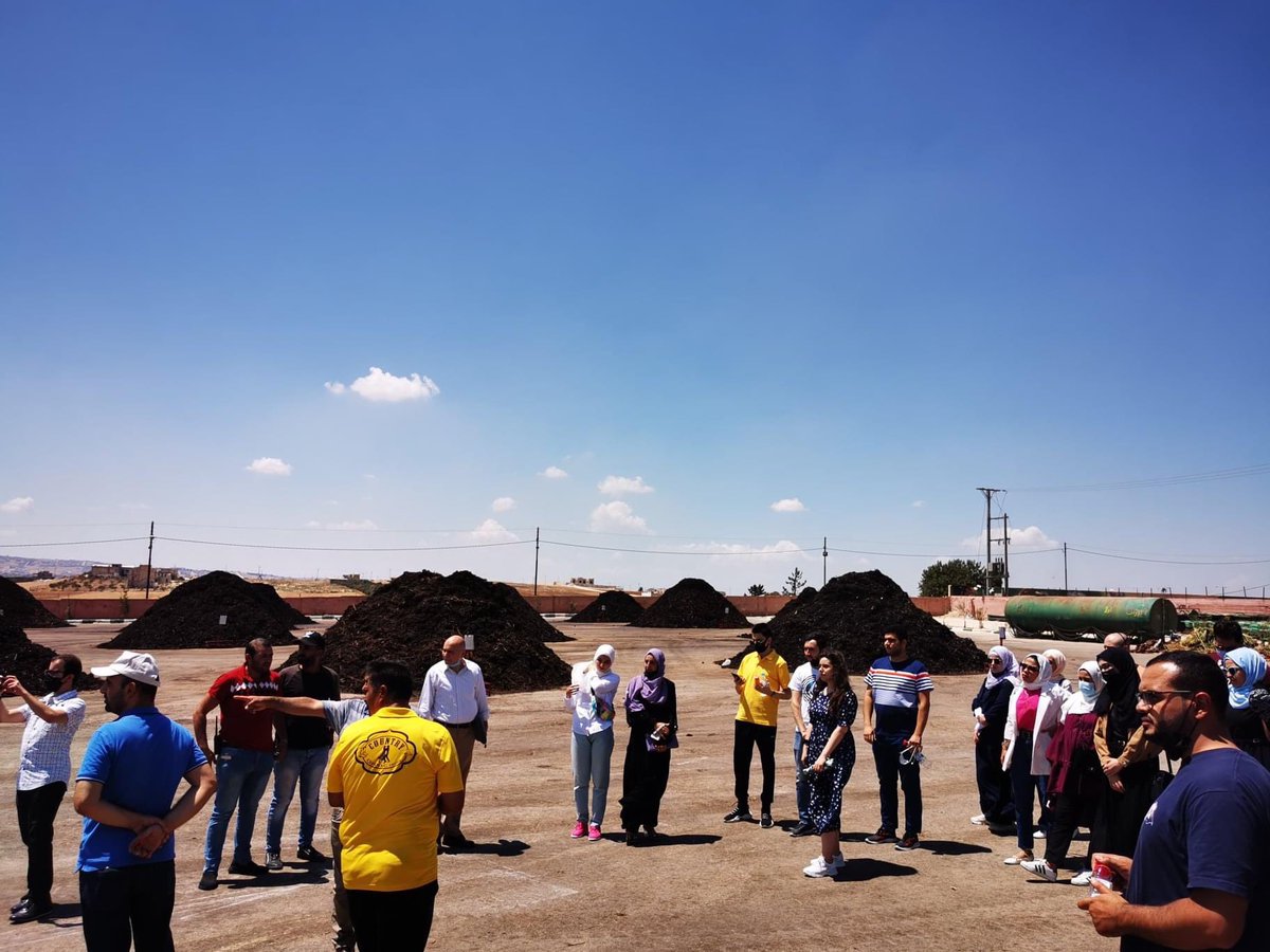 ضمن برنامج #جامعة_ناومان، قامت مؤسسة فريدريش ناومان من أجل الحرية وبالشراكة مع مؤسسة سفراء الشباب الدولية بعقد أولى الزيارات الميدانية لمشاركي البرنامج في مساقيّ #البيئة #الريادة حيث توجه المشاركين الى محطة الفرز و اعادة تدوير النفايات التابعة لبلدية اربد الكبرى.