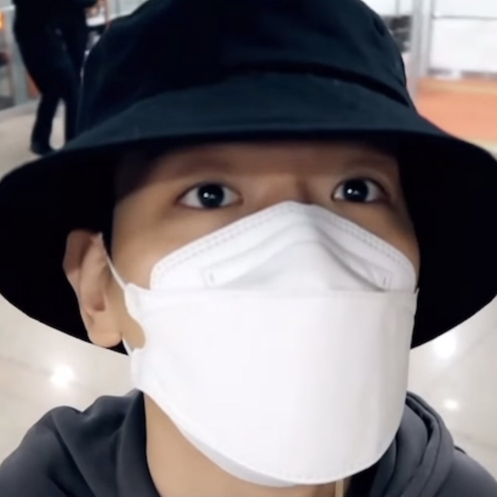 bbhsfile's tweet image. i just love the way how baekhyun looks extra soft in a bucket hat ♡︎

#백현 #BAEKHYUN