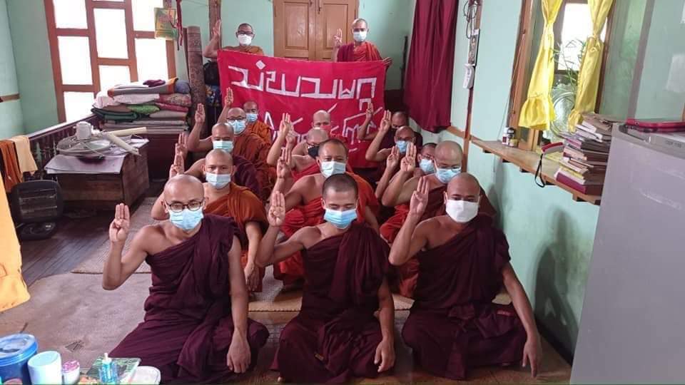 Myanmar_Now_Eng's tweet photo. Rain in Mandalay did not deter residents and monks from marching against Myanmar's military dictatorship today (Aug 18). Members of Sangha Union also said prayers for the safety of ordinary citizens. 

Photos: Supplied (monk pictures), CJ (protesters) 

#WhatsHappeningInMyanmar https://t.co/stZFLOJdGw