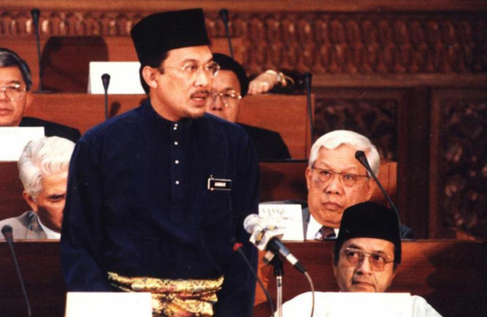 YusryHy's tweet photo. ANWAR IBRAHIM DARI LENSA EKONOMI

- Menteri Kewangan Malaysia PERTAMA yg mendapat pengiktirafan dari Asia Money Magazine sebagai Menteri Kewangan TERBAIK DI ASIA.

- Berjaya mengurangkan hutang negara disamping kejayaan belanjawan bebas defisit selama 5 tahun berturut-turut. https://t.co/oWLFjcvrc0