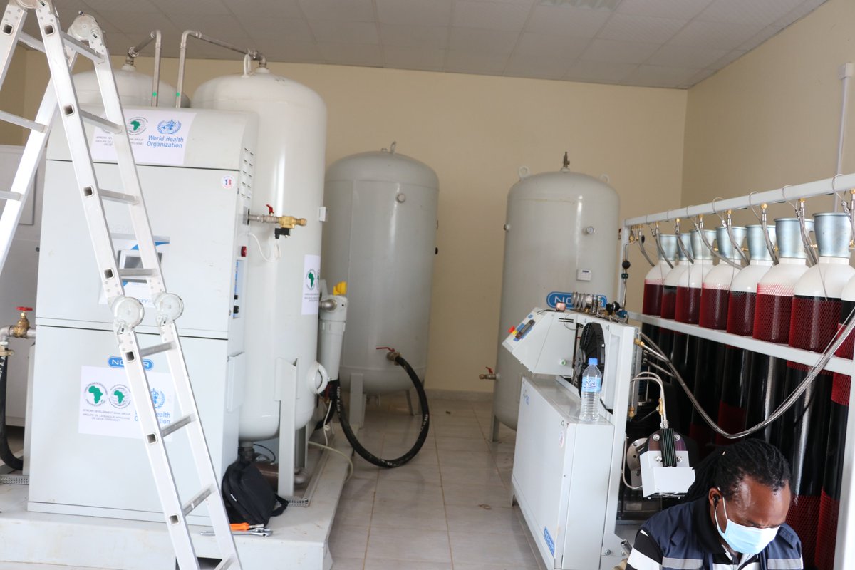 WHOSouthSudan's tweet photo. Following a successful installation of the oxygen generation plant procured by the @AfDB_Group through @WHOSouthSudan, nine national bio-medical technicians and engineers have been trained on the required skills to operate and maintain the oxygen plant &amp; enhance sustainability. https://t.co/9u6Y7fFIi9