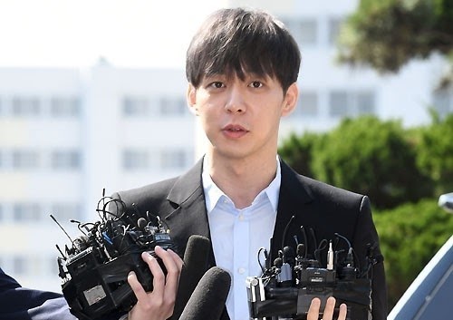 netizenbuzz's tweet photo. Park Yoochun's agency exposes him for misuse of company funds and more https://t.co/H25wNPZ4W0 https://t.co/iFRZFYGoDV