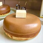 北海道小樽市にあるお店「cafe chobicha」の、表面はサクサク、中はふわっふわで極厚の「ホッ…